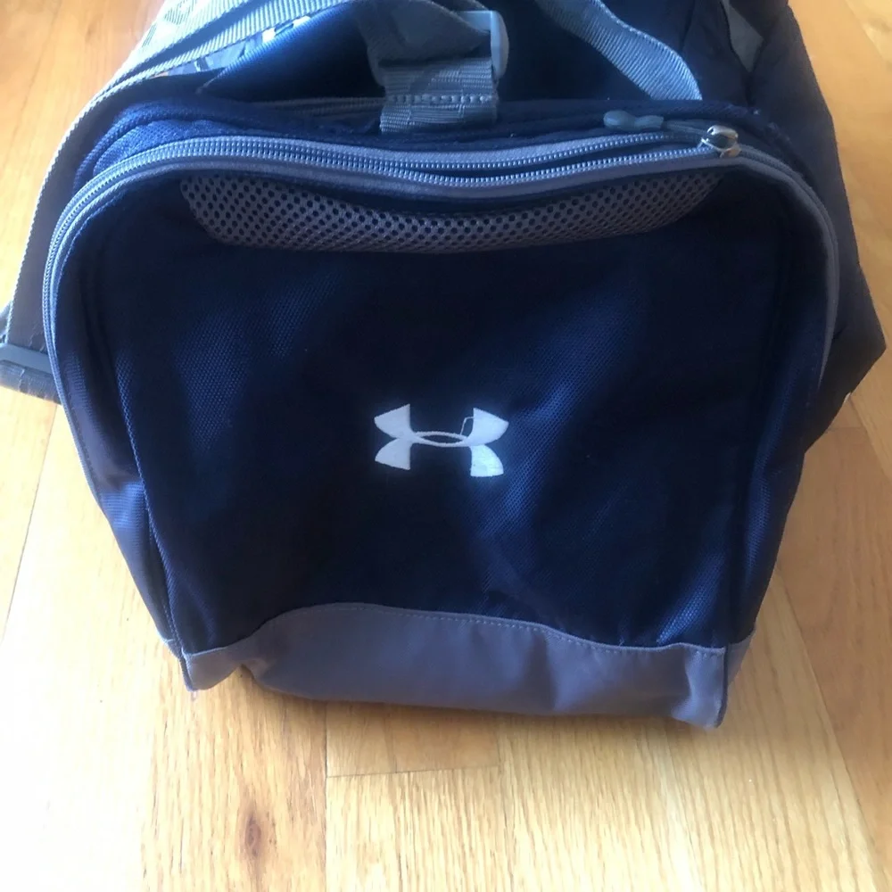 Under Armour duffle bag (last price drop) - Picture 5 of 7
